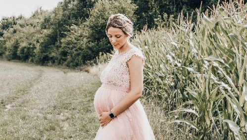 Mama posiert mit Babybauch für die Kamera – dann bittet Fotograf sie, sich umzudrehen